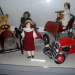 Alcune delle teche presenti al Museo colme di giocattoli