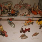 Alcune delle teche presenti al Museo colme di giocattoli